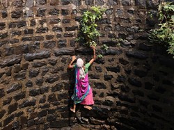 Aksi Nekat Wanita India Turun ke Dasar Sumur Demi Air