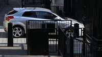 Ini Mobil yang Tabrak Gerbang Rumah Dinas PM Inggris