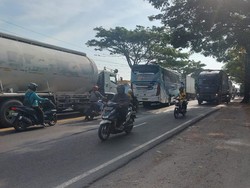 Jalan Duduk Sampeyan Gresik Macet hingga 3,5 KM, Pengendara Terjebak 2 Jam
