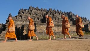 Jelang Waisak, Biksu Gelar Ritual Dharmayatra Adi Buddha Puja di Borobudur