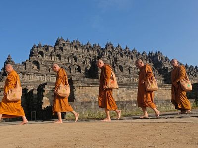 Jelang Waisak, Biksu Gelar Ritual Dharmayatra Adi Buddha Puja di Borobudur