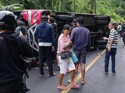 Bus Angkut 26 Rombongan Gereja Tabrak Minibus di Minahasa, 3 Orang Tewas