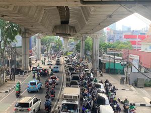 Terjebak Macet di Simpang Santa Jaksel, Warga Harap Bisa WFH Lagi