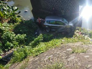Mobil Angkut 3 Penumpang Terjun ke Sungai di Jalan Denpasar-Gilimanuk