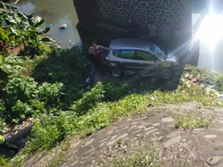 Mobil Angkut 3 Penumpang Terjun ke Sungai di Jalan Denpasar-Gilimanuk