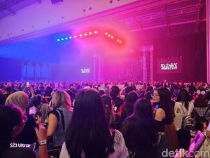 Konser Suga BTS Jadi Ladang Cari Cuan Para Pedagang Konser Suga BTS Jadi Ladang Cari Cuan Para Pedagang