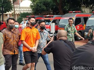 Pakai Sandal Jepit, Penampakan Mario Dandy Jelang Dibawa ke Kejari Jaksel Pakai Sandal Jepit, Penampakan Mario Dandy Jelang Dibawa ke Kejari Jaksel