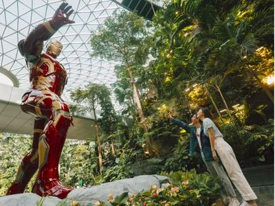 Foto: Patung Karakter Marvel Jumbo di Bandara Changi