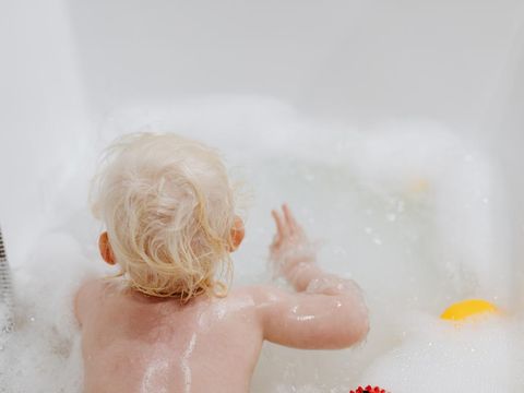 Pengalaman mandi yang menyenangkan dengan busa