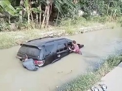 Mobil Fortuner Tercebur ke Kali di Cilegon gegara Sopir Ngantuk