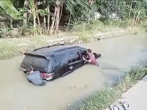 Mobil Fortuner Tercebur ke Kali di Cilegon gegara Sopir Ngantuk Mobil Fortuner Tercebur ke Kali di Cilegon gegara Sopir Ngantuk
