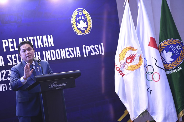 Ketua Umum PSSI Erick Thohir (ketiga kiri) didampingi Wakil Ketua Umum I PSSI Zainudin Amali (kanan) berjabat tangan dengan anggota Komite Eksekutif PSSI Eko Setiawan (kedua kiri) usai pengukuhan dan pelantikan pengurus PSSI masa bakti 2023-2027 di Jakarta, Jumat (26/5/2023). Ketua KONI Pusat Marciano Norman resmi melantik 17 orang anggota PSSI masa bakti 2023-2027. ANTARA FOTO/M Risyal Hidayat/tom.