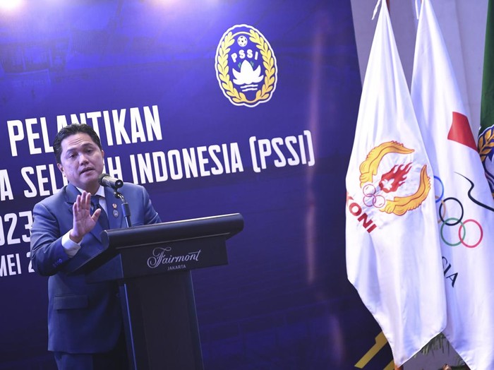 Ketua Umum PSSI Erick Thohir (ketiga kiri) didampingi Wakil Ketua Umum I PSSI Zainudin Amali (kanan) berjabat tangan dengan anggota Komite Eksekutif PSSI Eko Setiawan (kedua kiri) usai pengukuhan dan pelantikan pengurus PSSI masa bakti 2023-2027 di Jakarta, Jumat (26/5/2023). Ketua KONI Pusat Marciano Norman resmi melantik 17 orang anggota PSSI masa bakti 2023-2027. ANTARA FOTO/M Risyal Hidayat/tom.