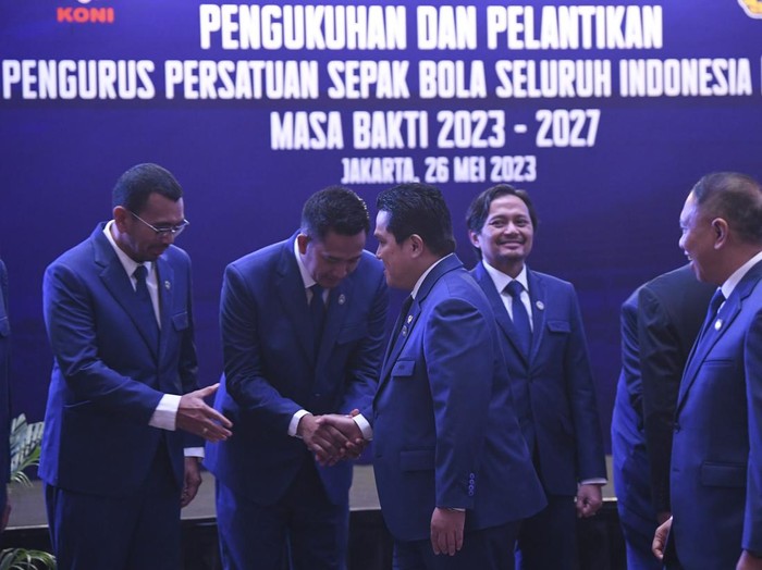 Ketua Umum PSSI Erick Thohir (ketiga kiri) didampingi Wakil Ketua Umum I PSSI Zainudin Amali (kanan) berjabat tangan dengan anggota Komite Eksekutif PSSI Eko Setiawan (kedua kiri) usai pengukuhan dan pelantikan pengurus PSSI masa bakti 2023-2027 di Jakarta, Jumat (26/5/2023). Ketua KONI Pusat Marciano Norman resmi melantik 17 orang anggota PSSI masa bakti 2023-2027. ANTARA FOTO/M Risyal Hidayat/tom.