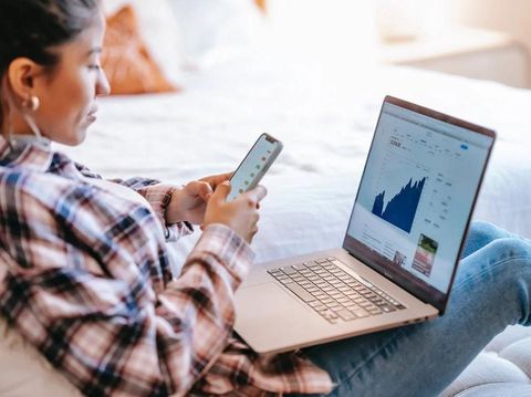 Mulai investasi sejak dini adalah salah satu cara mengatur keuangan ala Raditya Dika (Raditya Dika/Foto: pexels.com/Liza Summer)