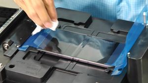 Intip Proses Pemasangan Anti Gores di Ponsel Layar Lipat