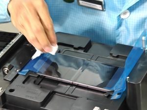 Intip Proses Pemasangan Anti Gores di Ponsel Layar Lipat Intip Proses Pemasangan Anti Gores di Ponsel Layar Lipat