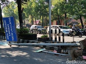 Bruk! Papan Rambu Jalan Pemuda Selatan Klaten Ambruk Diduga Ditabrak