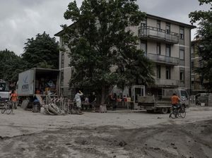 Pasca Banjir Bandang, Jalanan di Italia Penuh Lumpur Pasca Banjir Bandang, Jalanan di Italia Penuh Lumpur