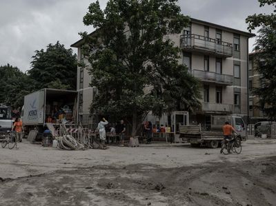 Pasca Banjir Bandang, Jalanan di Italia Penuh Lumpur