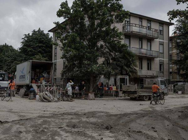 Pasca Banjir Bandang, Jalanan di Italia Penuh Lumpur