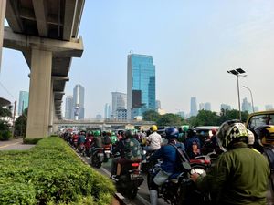 Lalin Jl Gatot Subroto Padat Merayap, Bunyi Klakson Bersahutan