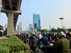 Lalin Jl Gatot Subroto Padat Merayap, Bunyi Klakson Bersahutan