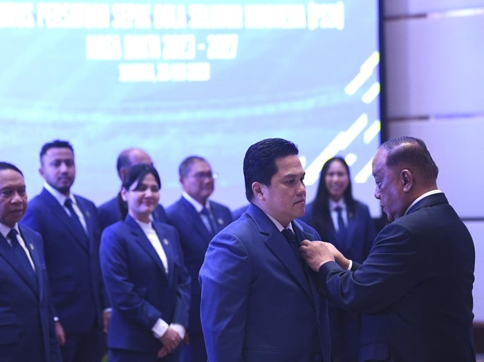 Ketua KONI Pusat Marciano Norman (kanan) menyematkan pin kepada Ketua Umum PSSI Erick Thohir (kedua kanan) saat pengukuhan dan pelantikan pengurus PSSI masa bakti 2023-2027 di Jakarta, Jumat (26/5/2023). Marciano Norman resmi melantik 17 orang anggota PSSI masa bakti 2023-2027. ANTARA FOTO/M Risyal Hidayat