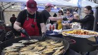 Ramai-ramai Warga Rusia Hadiri Festival Ikan Bau