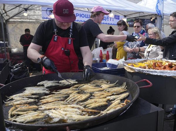 Ramai-ramai Warga Rusia Hadiri Festival Ikan Bau