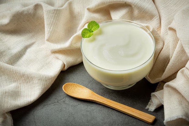 Redakan nyeri menstruasi dengan konsumsi yogurt/Foto:Freepik.com/Jcomp Yogurt jadi minuman sehat lain yang baik untuk meredakan nyeri menstruasi.