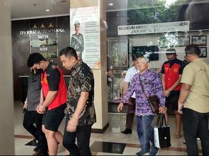 Resmi Dilimpahkan ke Jaksa, Mario Dandy dan Shane Pakai Rompi Tahanan Merah Resmi Dilimpahkan ke Jaksa, Mario Dandy dan Shane Pakai Rompi Tahanan Merah