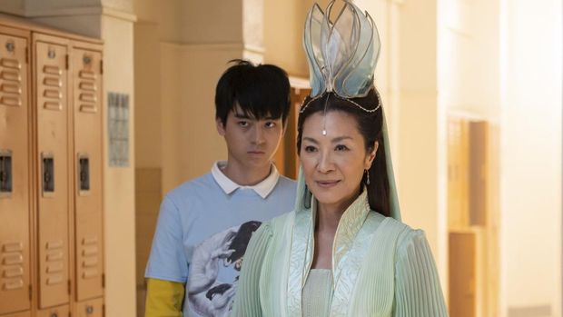 Serial American Born Chinese (2023) Jim Liu dan Michelle Yeoh dalam serial American Born Chinese (2023).