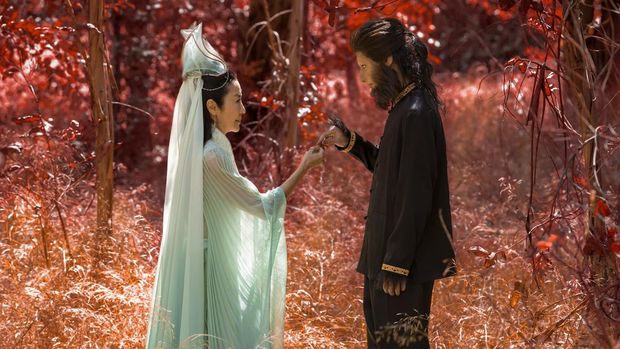 Jim Liu dan Michelle Yeoh dalam serial American Born Chinese (2023).