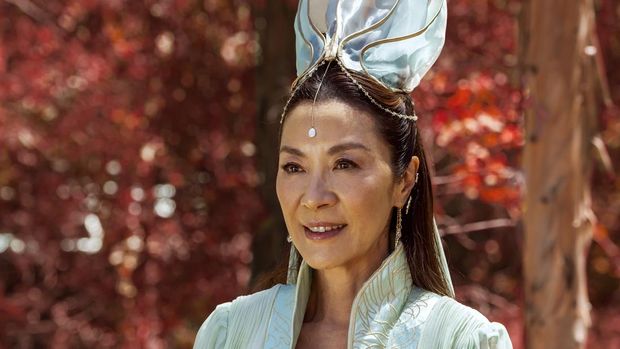 Serial American Born Chinese (2023) Michelle Yeoh dalam serial American Born Chinese (2023).