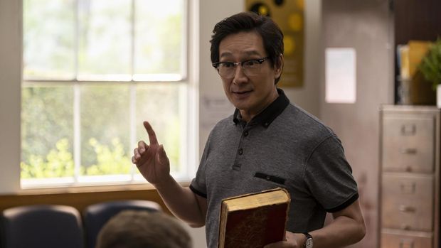 Serial American Born Chinese (2023) Ke Huy Quan dalam serial American Born Chinese. (Disney/Carlos Lopez-Calleja)