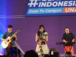 Soegi Bornean Tampil Memukau di Unair, Ajak Sing Along dan Bagikan Bunga