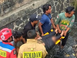 Pasutri Bermotor Kecelakaan di Jaksel sampai Istri Terpental ke Kali