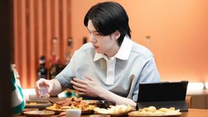 Konser di Indonesia, Ini Momen Suga BTS Minum Soju dan Makan Camilan