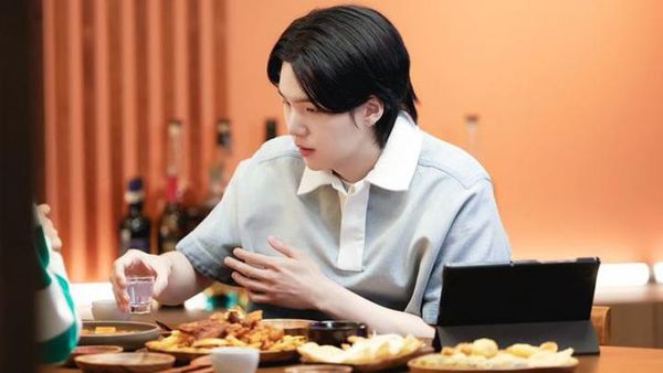 Konser di Indonesia, Ini Momen Suga BTS Minum Soju dan Makan Camilan