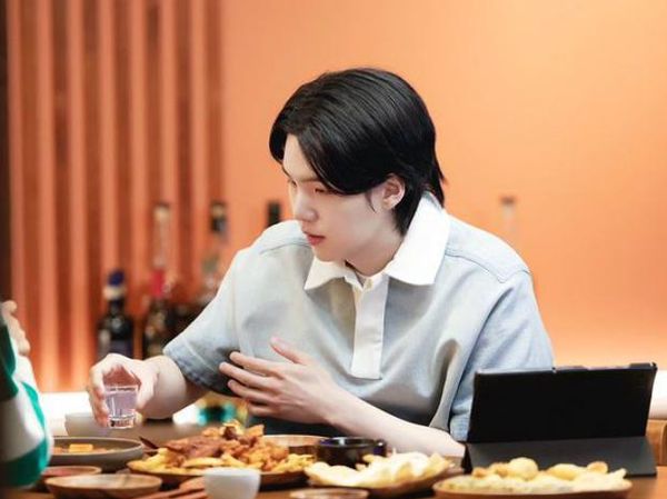 Konser di Indonesia, Ini Momen Suga BTS Minum Soju dan Makan Camilan