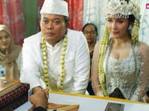 Sule Diam-diam Pamer Video Akad Nikah dengan Ucie Sucita, Ternyata... Sule Diam-diam Pamer Video Akad Nikah dengan Ucie Sucita, Ternyata...