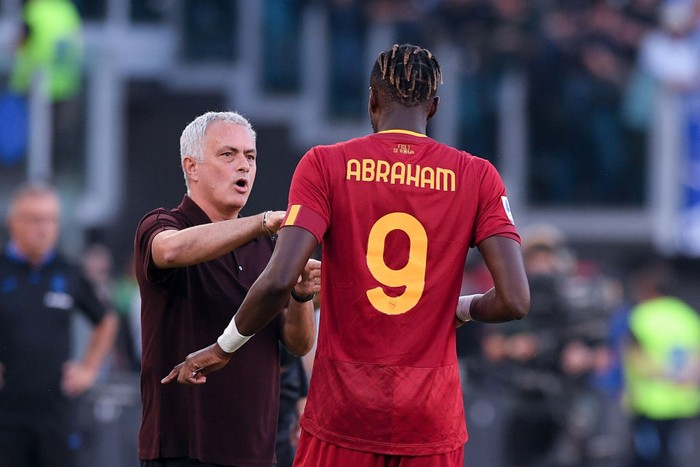 Jose Mourinho of AS Roma gives instructions to Tammy Abraham of AS Roma during the Serie A match between AS Roma and Atalanta BC at Stadio Olimpico, Rome, Italy on 18 September 2022.  (Photo by Giuseppe Maffia/NurPhoto via Getty Images)