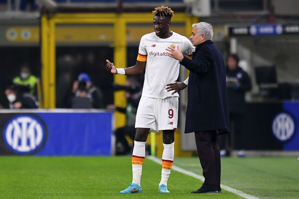 Jose Mourinho of AS Roma gives instructions to Tammy Abraham of AS Roma during the Serie A match between AS Roma and Atalanta BC at Stadio Olimpico, Rome, Italy on 18 September 2022.  (Photo by Giuseppe Maffia/NurPhoto via Getty Images)