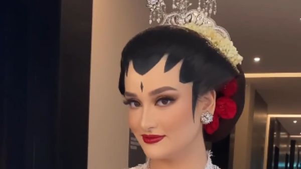 7 Foto Putri Politisi Malaysia Menikah Beradat Jawa, Cantik bak Putri Keraton