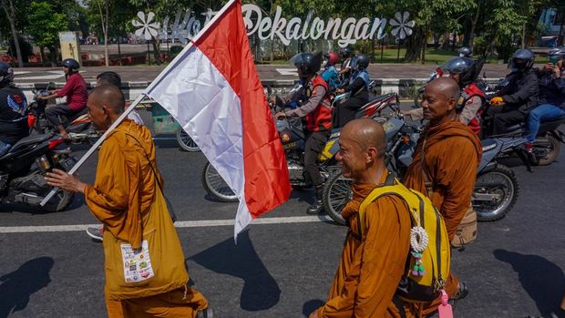 Biksu yang mengikuti ritual Thudong beristirahat usai tiba di Kanzus Sholawat,  Kota Pekalongan, Jawa Tengah, Kamis (25/5/2023). Sebanyak 32 biksu akan bermalam di Gedung Majelis Kanzus Sholawat pimpinan Ulama Habib Muhammad Luthfi bin Ali bin Yahya, dan akan meneruskan perjalanan ke Kabupaten Batang pada Jumat (26/5) pukul 05.00 hingga menuju Candi Borobudur dalam rangka menyambut Hari Raya Waisak pada 4 Juni 2023. ANTARA FOTO/Harviyan Perdana Putra/aww.