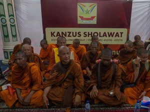 Tiba di Pekalongan, 32 Biksu Thudong Menginap di Rumah Habib Luthfi Tiba di Pekalongan, 32 Biksu Thudong Menginap di Rumah Habib Luthfi