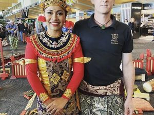 Tak Semua Bule di Bali Bikin Onar, Ada yang Jatuh Cinta Pada Gamelan