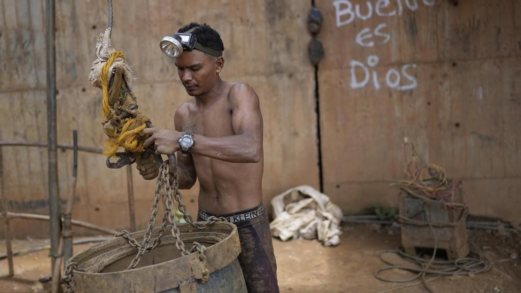 Potret Pekerja Tambang Emas di Venezuela Tanpa APD, Ga Bahaya Ta? Potret Pekerja Tambang Emas di Venezuela Tanpa APD, Ga Bahaya Ta?