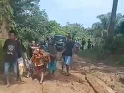 Kombo Jalan-Jembatan Rusak, Warga Muratara Jalan Kaki Gendong Orang Sakit
